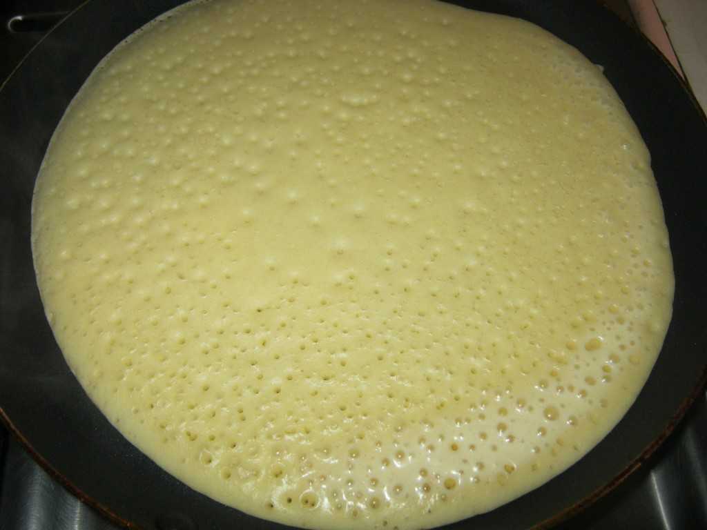 Дрожжевые блины на молоке с яйцами