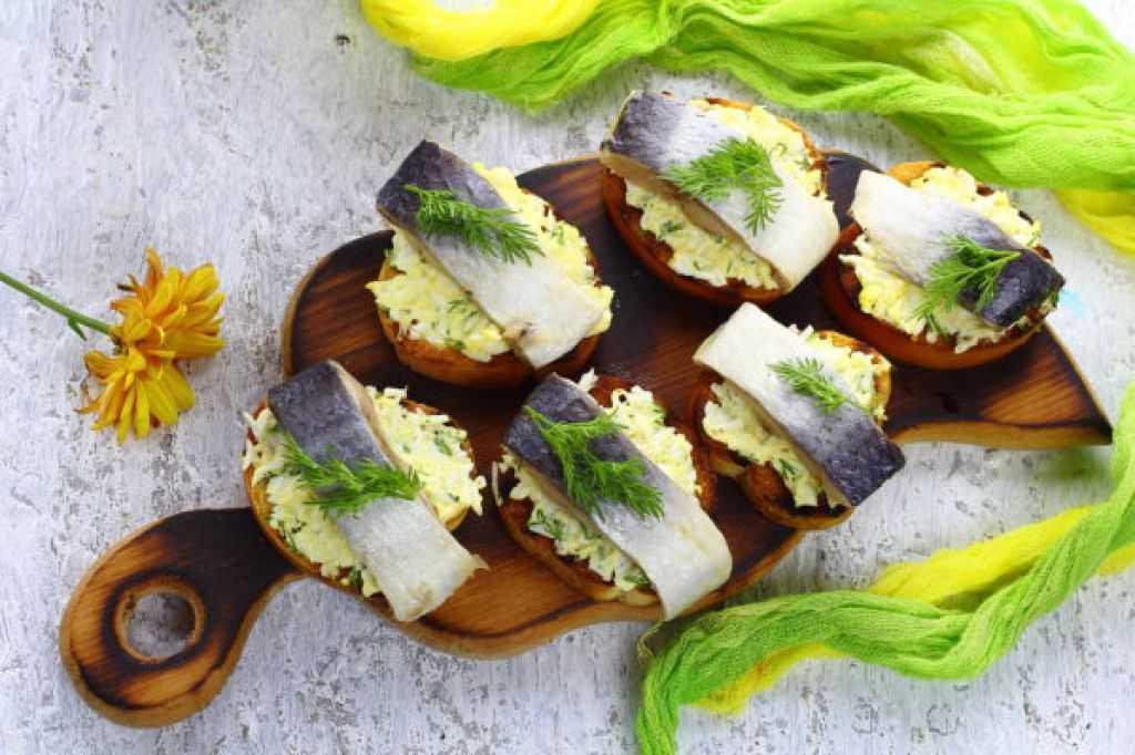 Бутерброды с сельдью – еда королей, придуманная голландскими рыбаками: рецепты с фото и видео