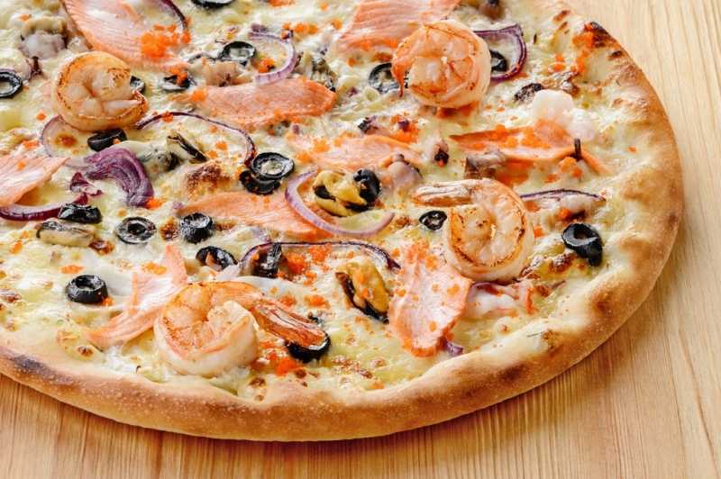 Пицца с красной рыбой на дрожжевом тесте рецепт с фото пошагово – 1000.menu