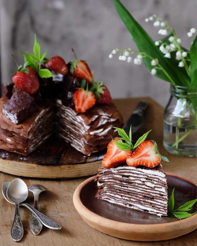 Шоколадный блинный торт: со сметанным, заварным, творожным кремом, сгущенкой, бананом и вишней