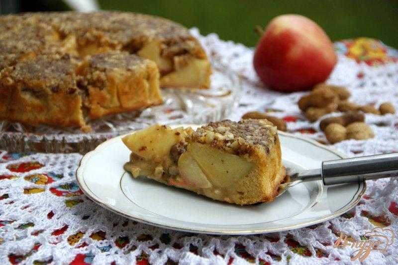 Шарлотка с карамелизированными яблоками — рецепт с фото пошагово.