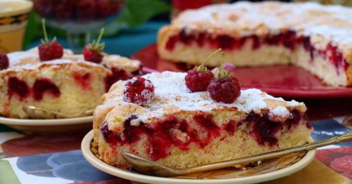 Шарлотка с малиной – рецепт бисквитного пирога в духовке