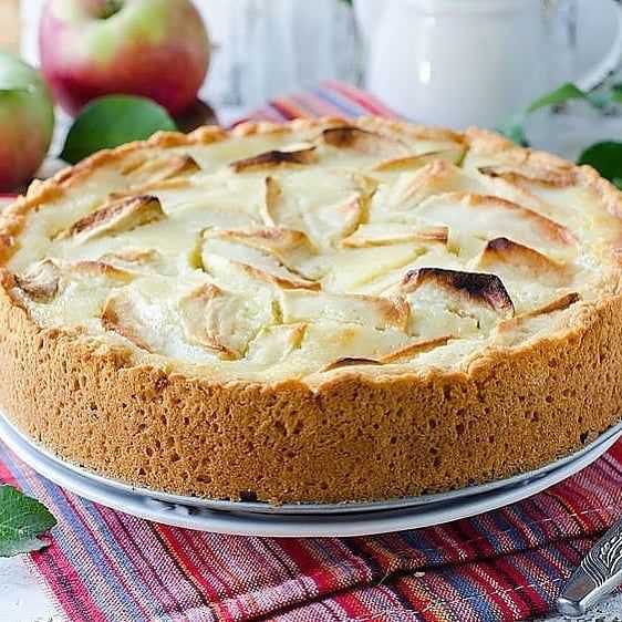 Вкусный яблочный пирог с заливкой из сметаны