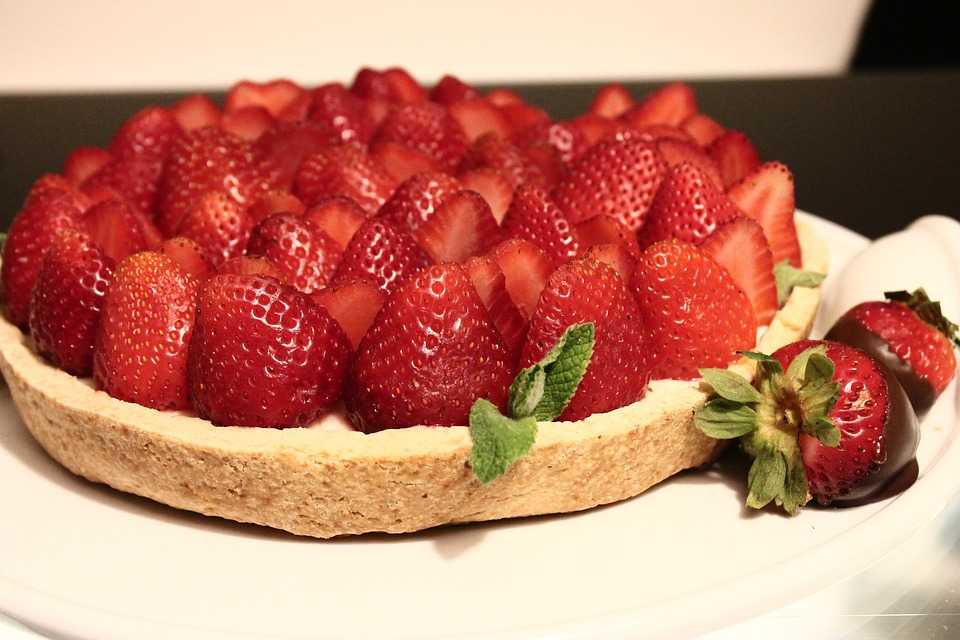 Пирог с клубникой в духовке. 8 рецептов быстрого и вкусного десерта