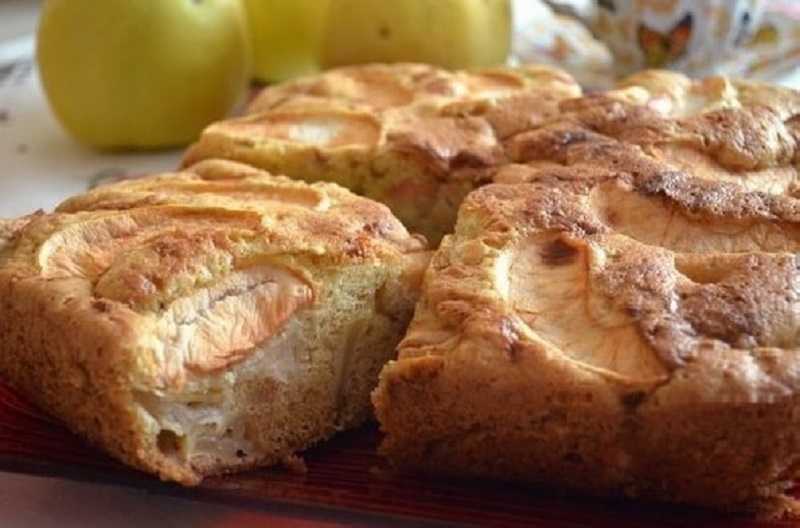 Шарлотка с яблоками в духовке: 4 простых и вкусных рецепта