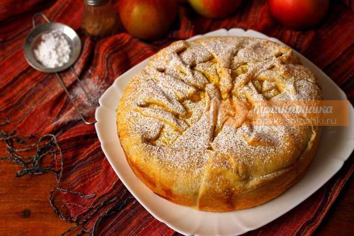 Постный яблочный пирог с корицей на растительном масле