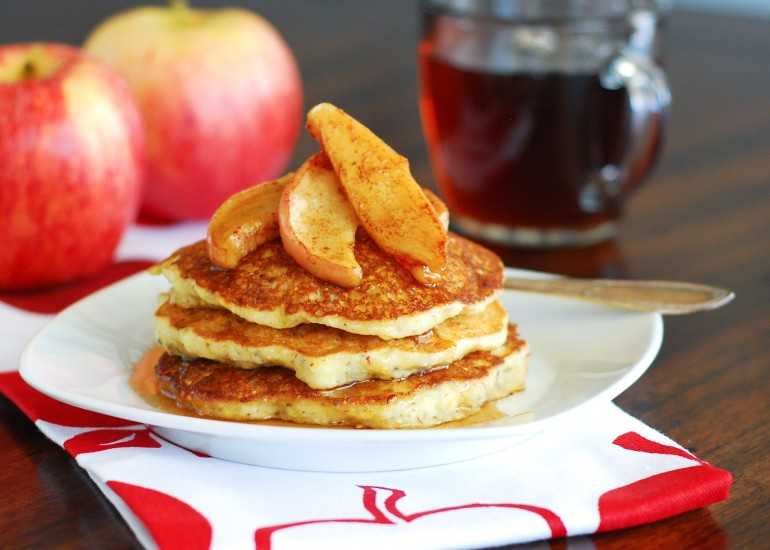 Оладьи с яблоками на кефире – 7 рецептов