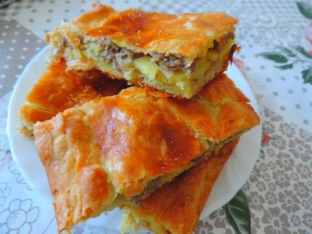 Греческий пирог из слоеного теста с фаршем и сыром рецепт с фото пошагово - 1000.menu