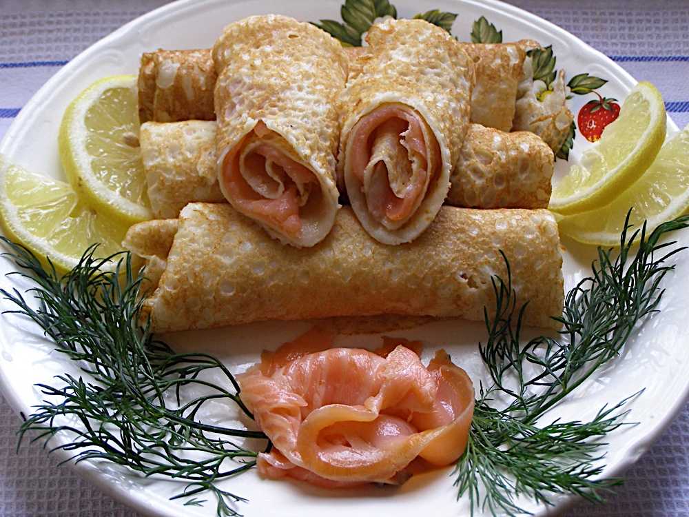 Блины на молоке с красной рыбой и сыром рецепт с фото пошагово - 1000.menu