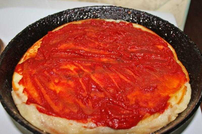 Пицца на кефире на сковороде - рецепты теста и начинок с мясом, колбасой и грибами