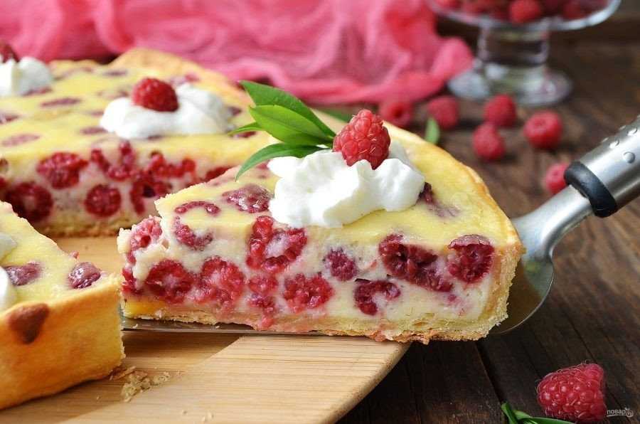 Пирог сметанник с ягодами