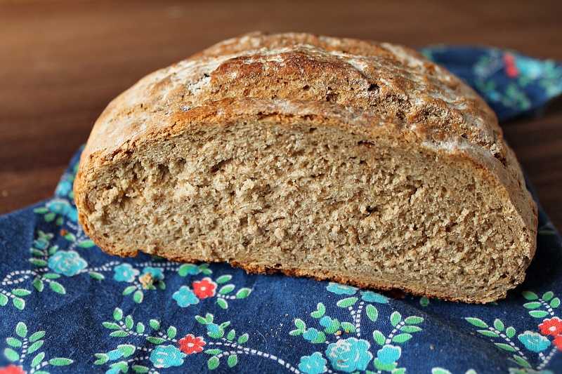 Хлеб пшеничный ржаной на сухих дрожжах. Хлеб ржаной в духовке. Хлеб домашний в духовке красивый. Пшенично-ржаной хлеб в духовке. Хлеб пшеничный круглый в духовке.