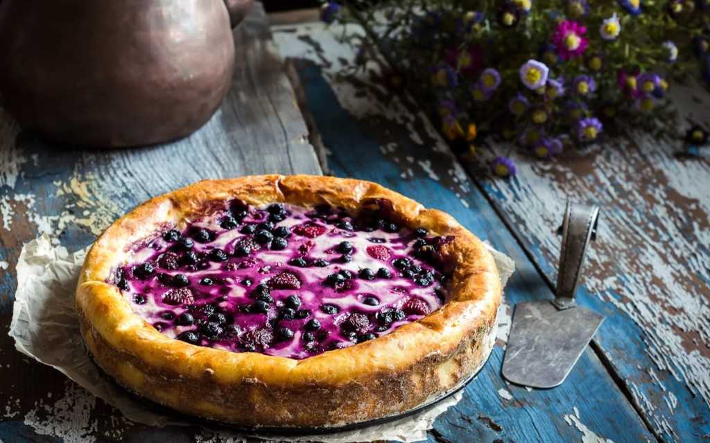 Пирог с замороженными ягодами — 4 простых рецепта с фото