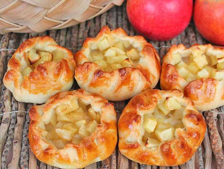 Печеные пирожки с яблоками