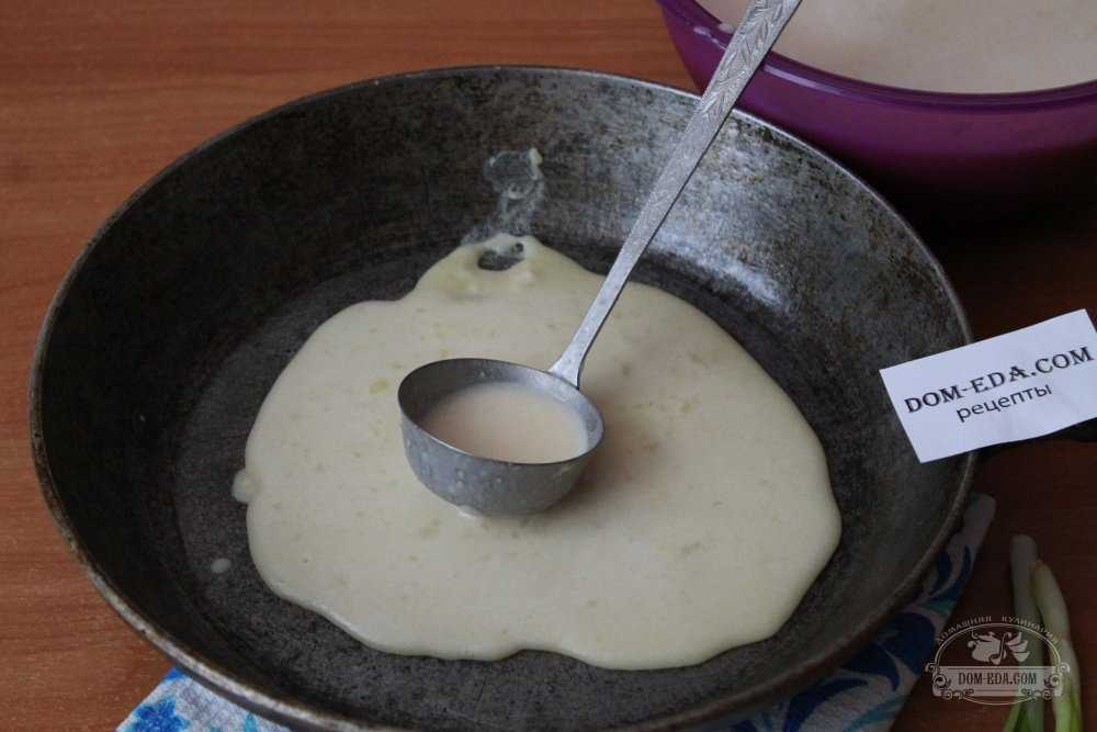 Как налить тесто для блинов на сковороду. Техника наливания теста блинов на сковороду. Блины из картофельного крахмала. Наливаем тесто для блинов на сковороду. Как разливать тесто для блинов на сковородку.