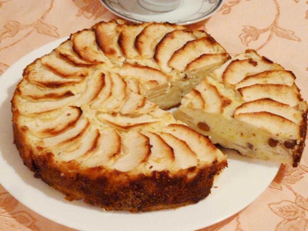 Открытый пирог с яблоками манкой и творогом рецепт с фото пошагово - 1000.menu