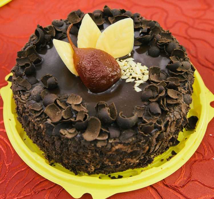 Шоколадный торт с грушами и сливочным кремом