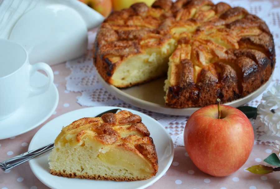 Пирог с яблоками: 15 быстрых и вкусных рецептов (пошагово)