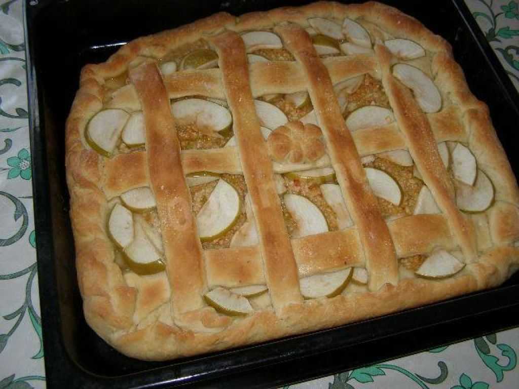 Открытый пирог из дрожжевого теста с яблоками