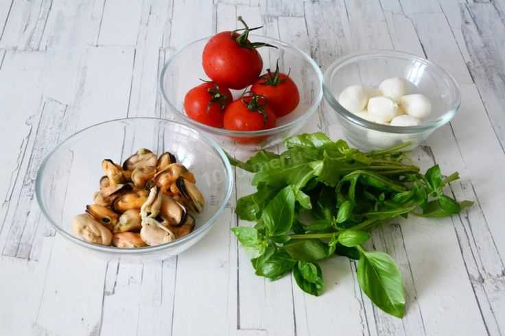 Салат с сыром моцарелла и помидорами черри рецепт с фото пошагово - 1000.menu