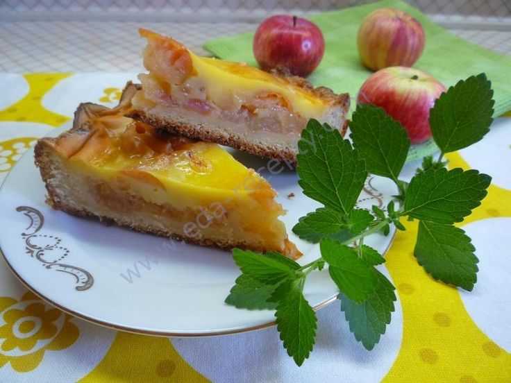 Яблочный песочный пирог со сметанной заливкой рецепт с фото пошагово - 1000.menu