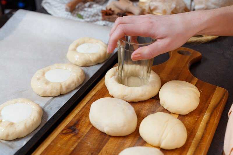 Вкусные булочки на сметане: особенности приготовления, рецепты и отзывы