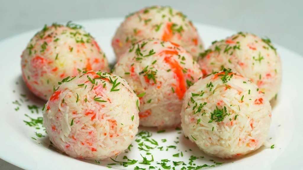 Салат с рисом, крабовыми палочками, огурцом и кукурузой рецепт с фото пошагово - 1000.menu