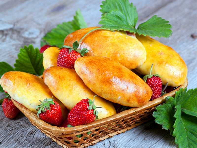 Постные пирожки с замороженными ягодами - 17 пошаговых фото в рецепте
