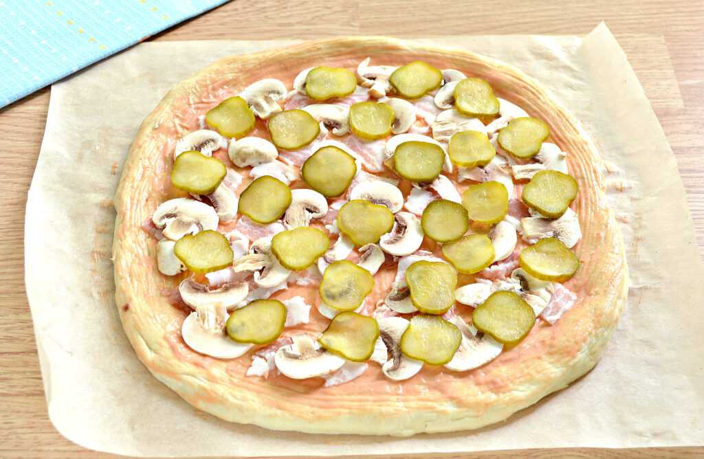 Пицца с солеными огурцами и колбасой