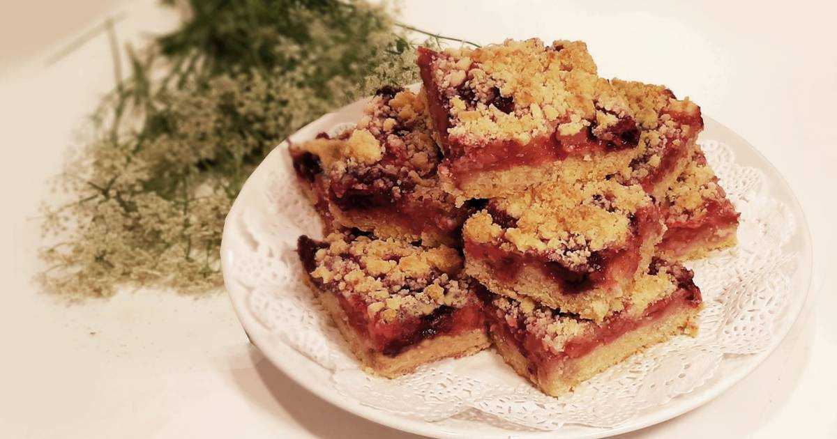 Пирог с клубникой - 10 рецептов в духовке с пошаговыми фото