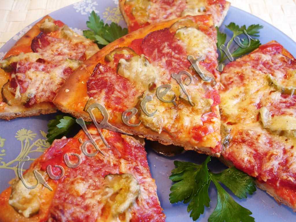 Рецепт пиццы с маринованными грибами, колбасой и солеными огурцами