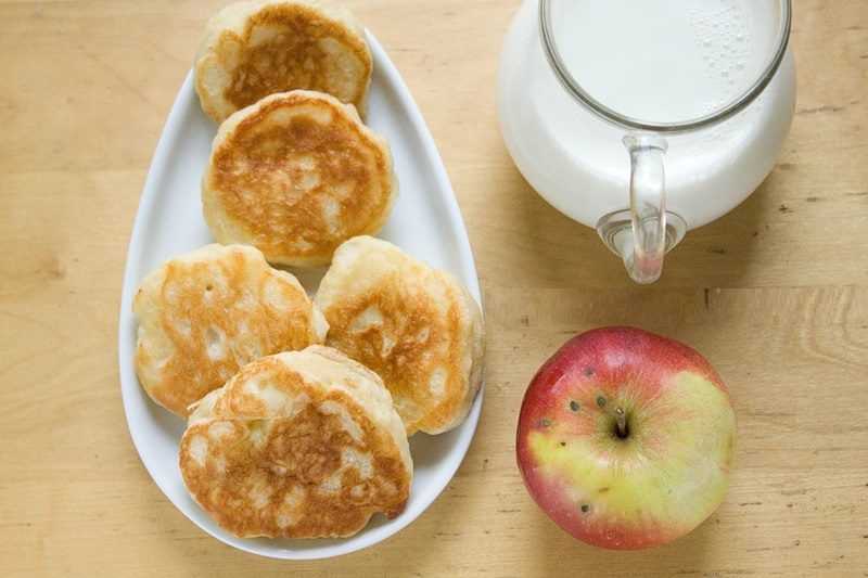 Оладьи с яблоками: 7 лучших рецептов пышных, как пух, оладий