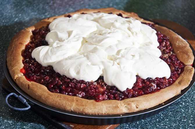 Сметанный пирог с замороженными ягодами вишни