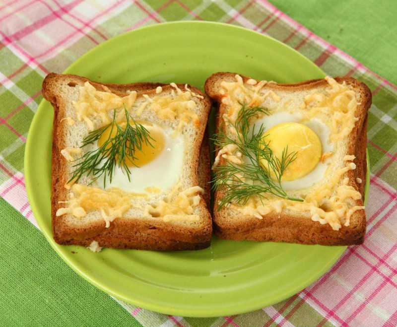 Яичница в хлебе – 10 вкусных рецептов на завтрак