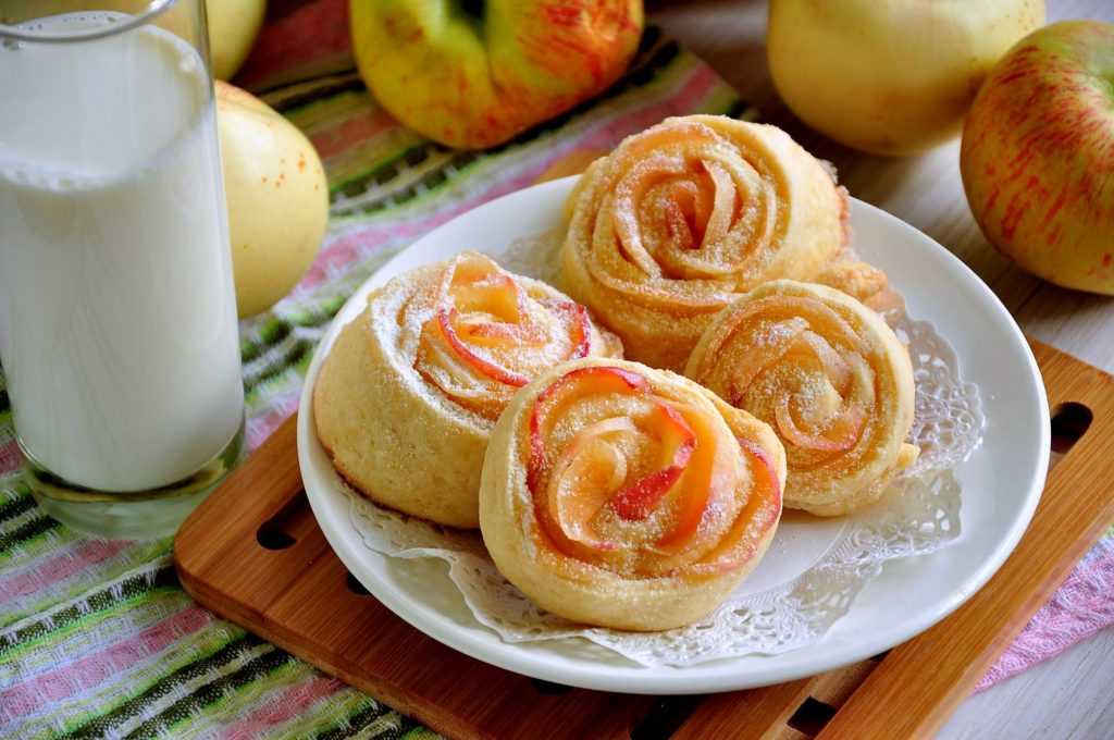 Булочки с яблоком из быстрого теста — пошаговый рецепт с фото
