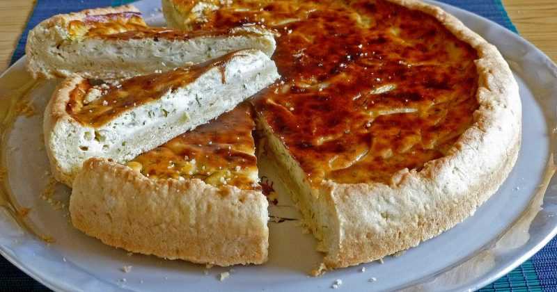Пирог из слоеного теста с плавленым сыром, яйцом и луком рецепт с фото пошагово - 1000.menu