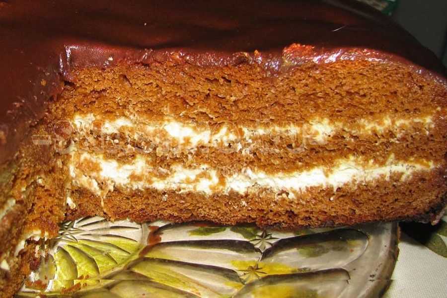 Торт со сметанным кремом и бисквитными коржами, 2 простых рецепта