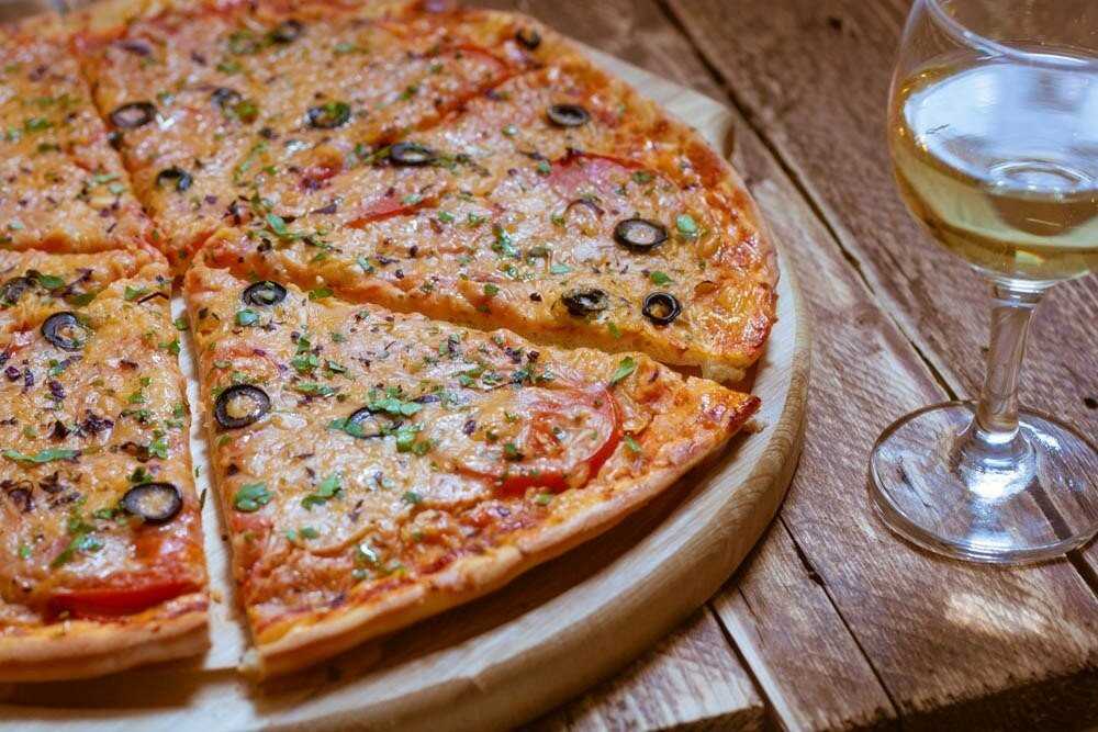 Мини-пиццы с вареной колбасой и помидорами черри рецепт с фото пошагово и видео - 1000.menu