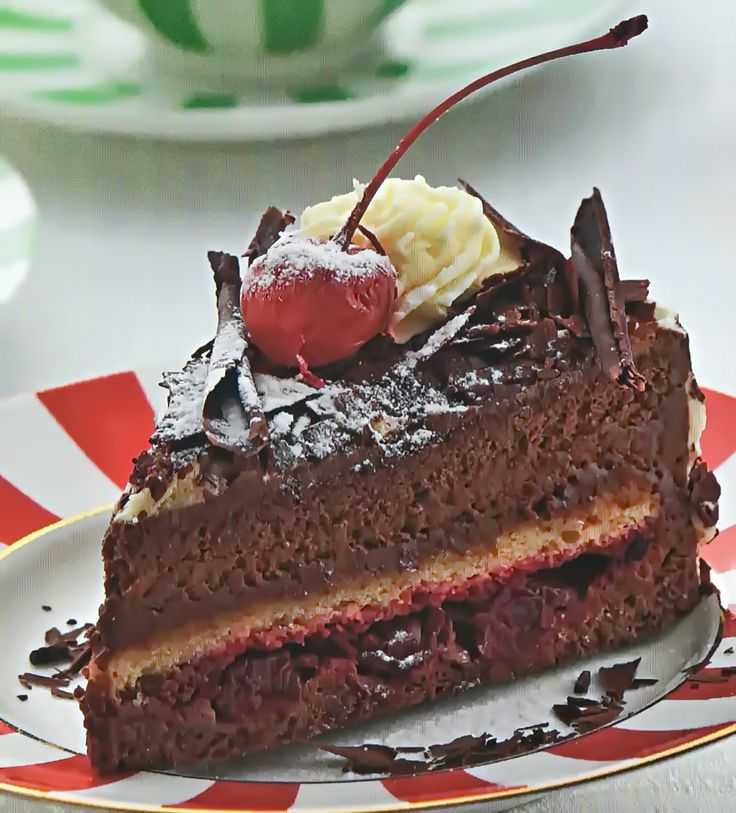 Бисквитный торт с вишней со сливочным и шоколадным кремом рецепт с фото пошагово - 1000.menu