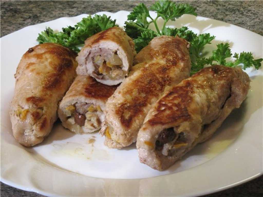 Рулетики из отбивной свинины с салом и чесноком в духовке рецепт с фото пошагово - 1000.menu