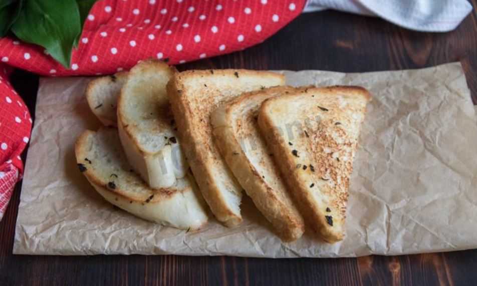 Белый хлеб на сковороде рецепт. Гренки из белого хлеба. Гренки из белого хлеба на сковороде. Крутоны из белого хлеба. Чесночный хлеб.