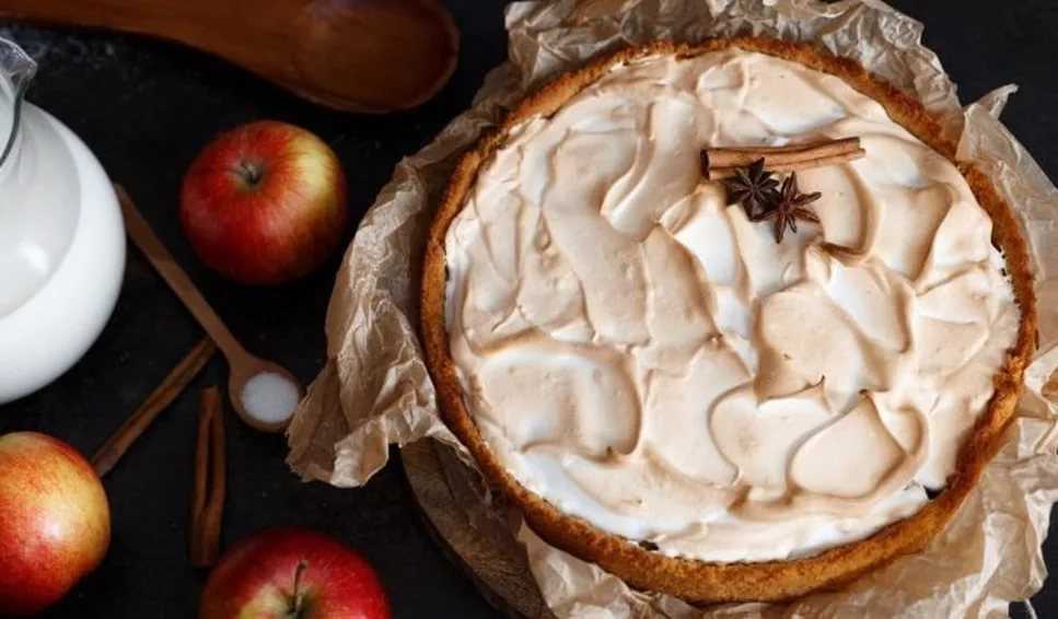 Шарлотка с яблоками на сметане в духовке – 5 рецептов с фото