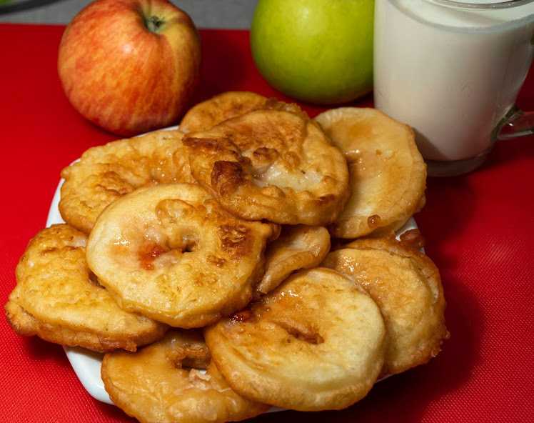 Оладьи на кефире с яблоками: 2 рецепта с фото и видео