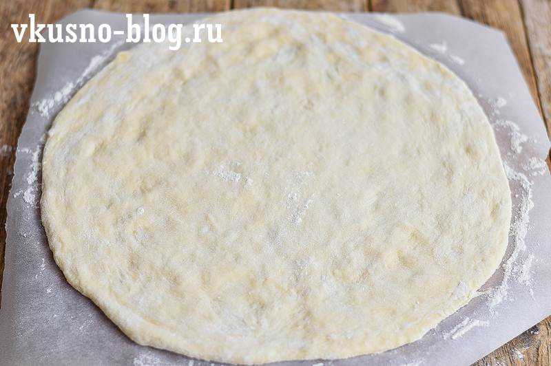 Быстрая пицца на кефире без сметаны на сковороде рецепт с фото пошагово - 1000.menu