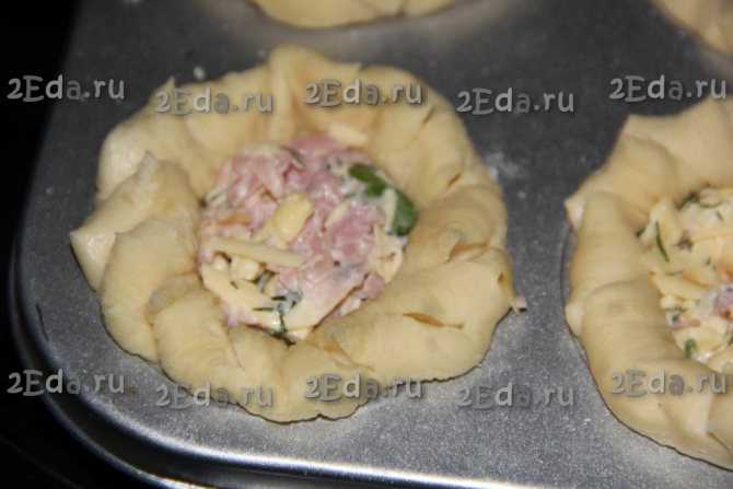 Пирожки из слоеного теста с грибами луком,  капустой и яйцом