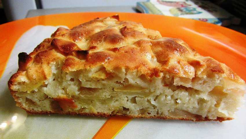 Бисквитная шарлотка с яблоками и корицей — пошаговый рецепт с видео
