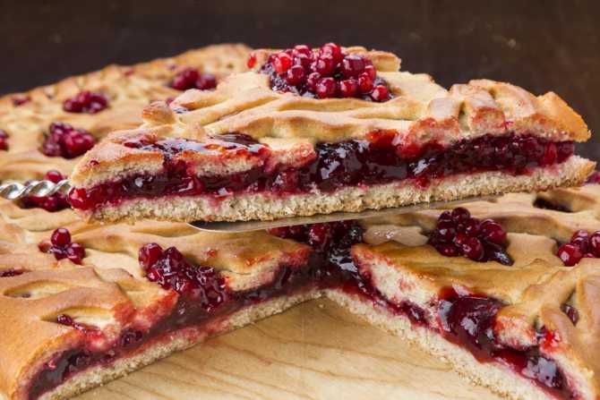 Пирожки и булочки с брусникой: рецепты с фото из дрожжевого, слоеного теста, начинки