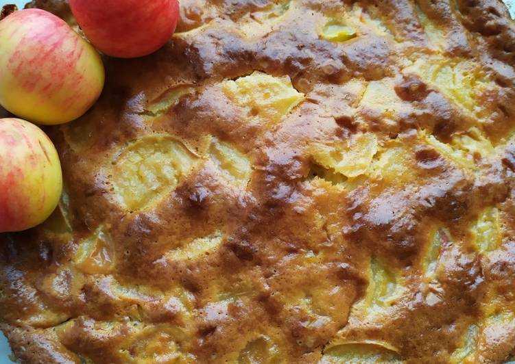 Шарлотка с яблоками со сметаной в духовке - рецепт с фото пошагово