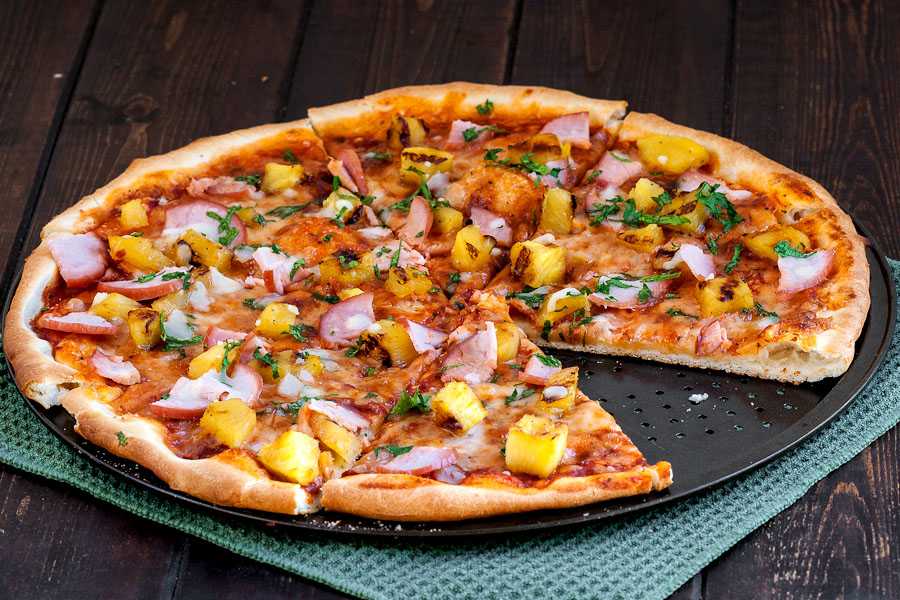 Пицца с ананасами и курицей "гавайская", рецепт с фото, секреты