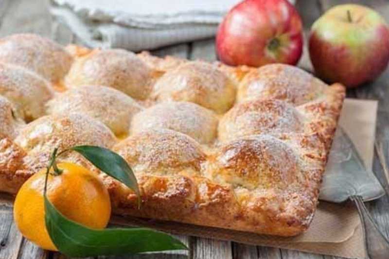 Пирог с яблоками и манкой - 15 рецептов без муки, с медом, изюмом и апельсинами